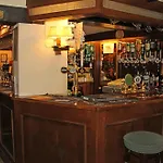 宾馆 The George 伊辛沃尔德